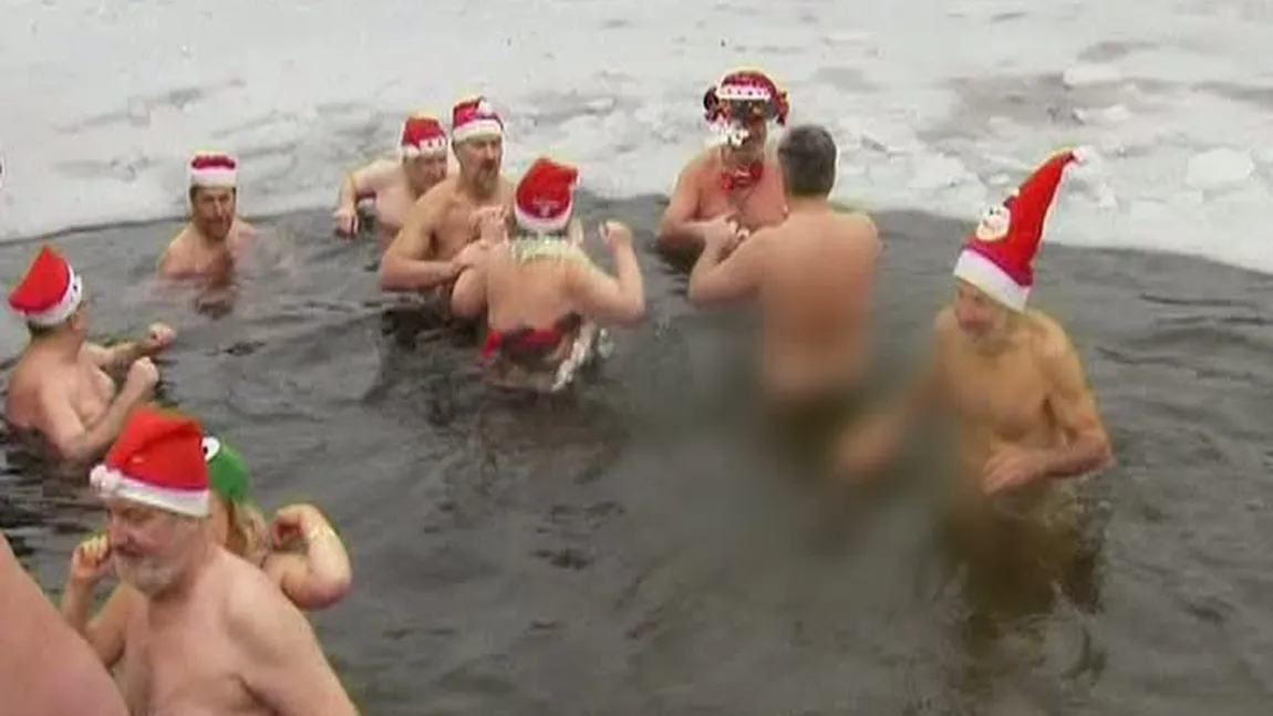 Gest extrem de Crăciun. 60 de oameni au făcut baie în pielea goală într-un râu îngheţat VIDEO