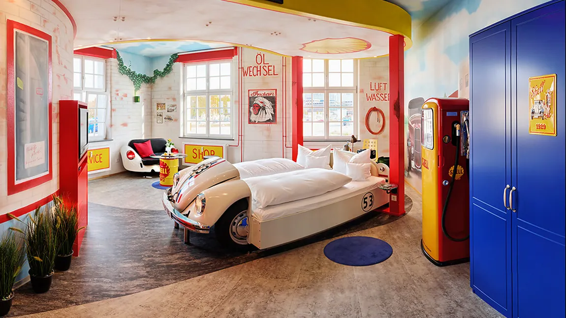 Un hotel pentru iubitorii de maşini: Cine vrea să se relaxeze într-o benzinărie FOTO