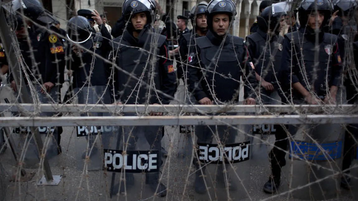 Se-ncinge atmosfera în Cairo:Sute de protestatari au rupt barierele şi se îndreaptă spre Preşedinţie