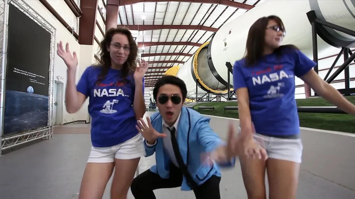 Inginerii NASA joacă într-o parodie 