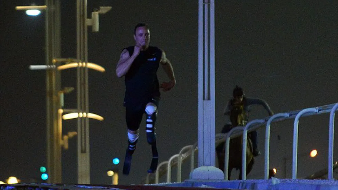 Atletul fără picioare, Oscar Pistorius, s-a luat la întrecere cu un cal şi a câştigat VIDEO