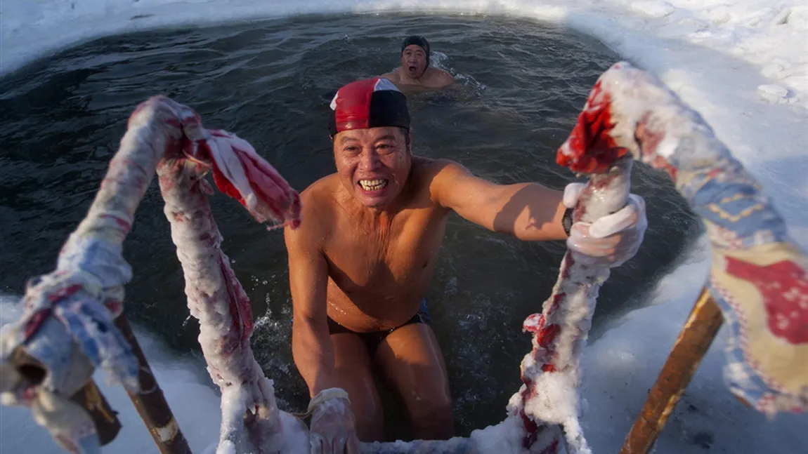 Obiceiuri ciudate: 500 de chinezi s-au aruncat într-un râu îngheţat FOTO