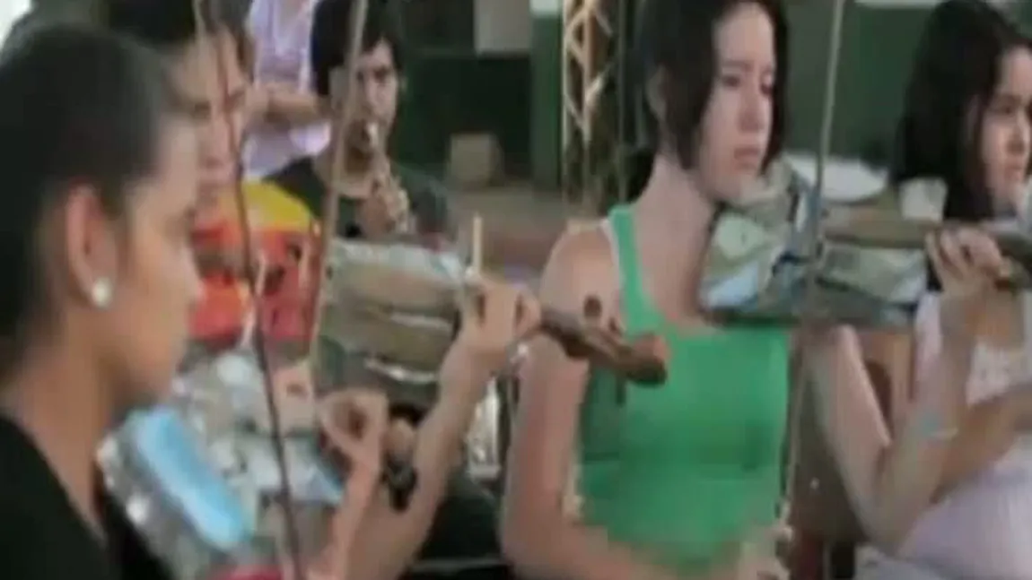 Deşeuri de dragul artei: Tinerii din Paraguay şi-au făcut orchestră din gunoaie VIDEO