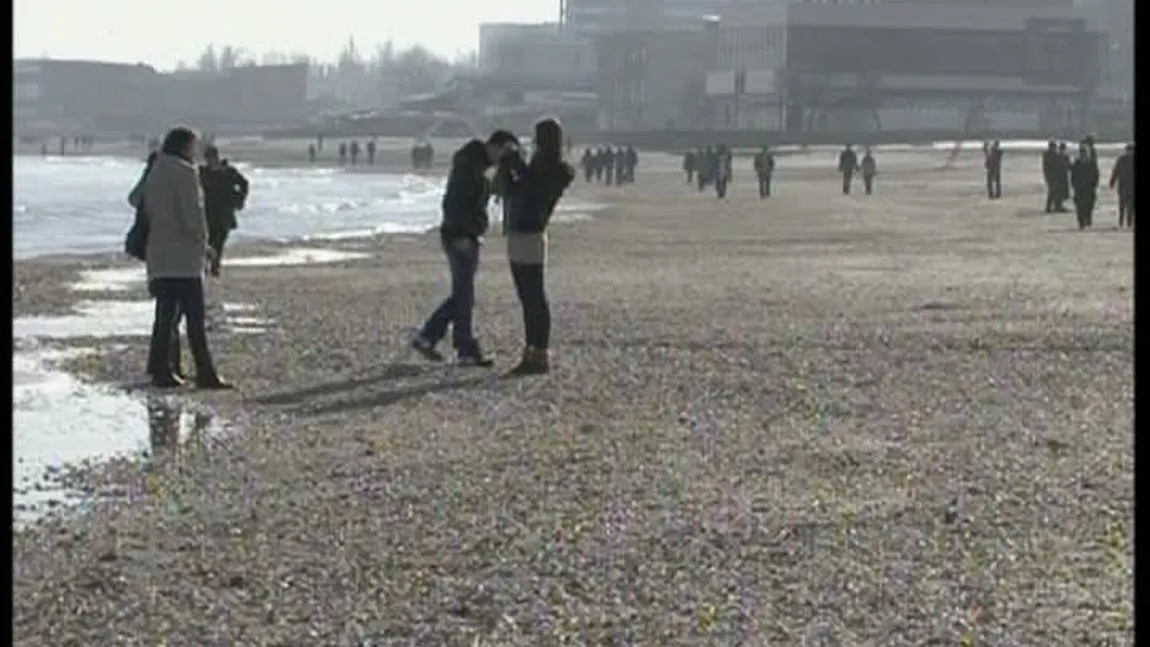 Vreme de primăvară la malul mării. Sute de oameni s-au plimbat pe plajă, de Crăciun VIDEO