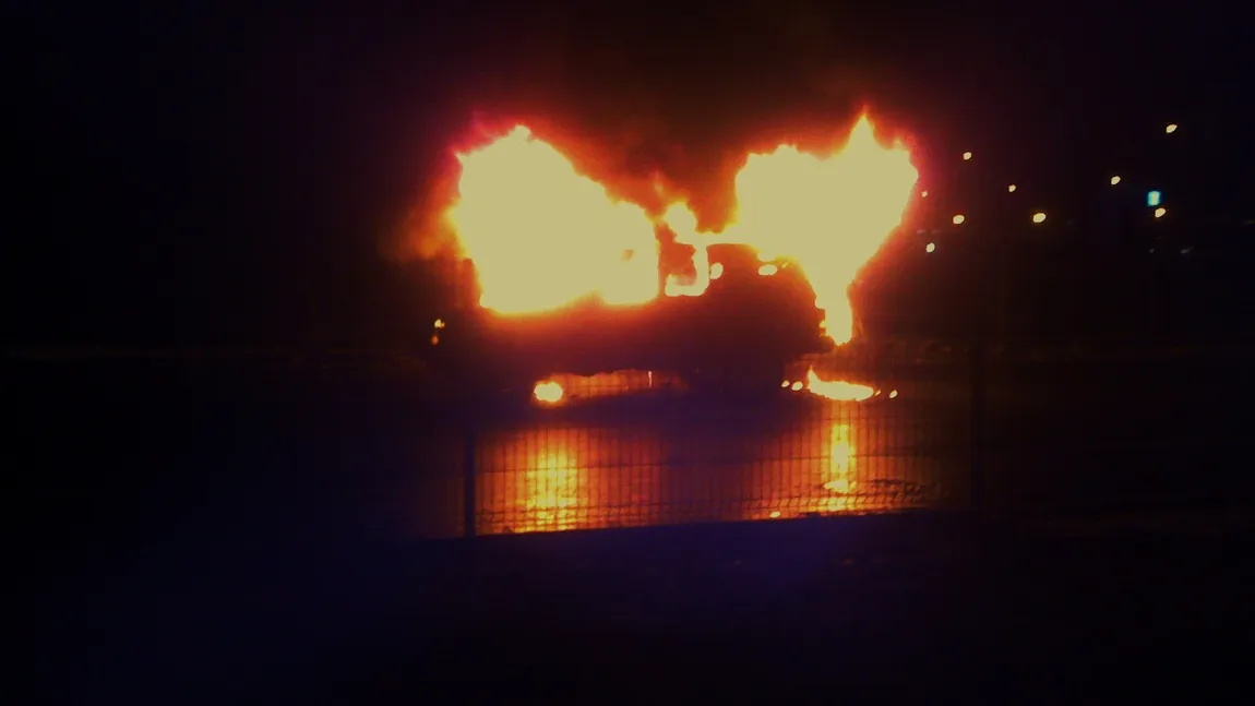 ŞTIREA TA: Maşină în flăcări în apropierea staţiei de metrou Grozăveşti, lângă Podul Basarab FOTO
