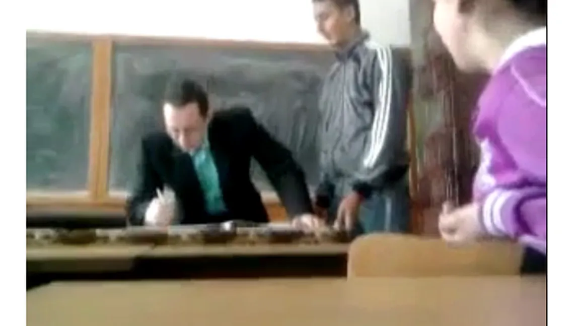 PROFESOR UMILIT DE ELEV: Bă, dacă-mi dai doi, să moară mama, te omor! VIDEO