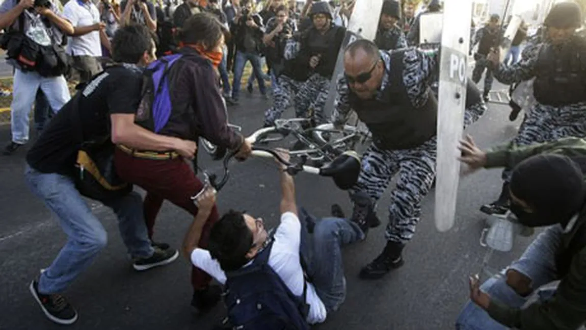 Fotograf roman, arestat în Mexic, în timp ce fotografia o manifestaţie violentă