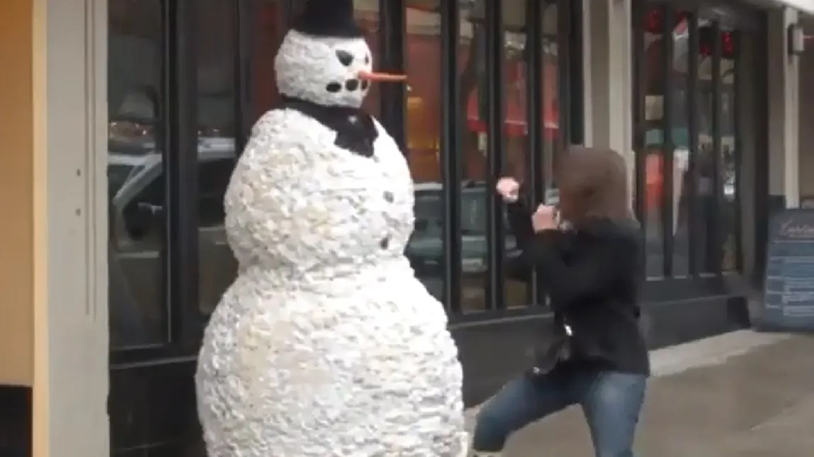 Cea mai tare farsă de final de an. Un om de zăpadă bagă oamenii în sperieţi VIDEO
