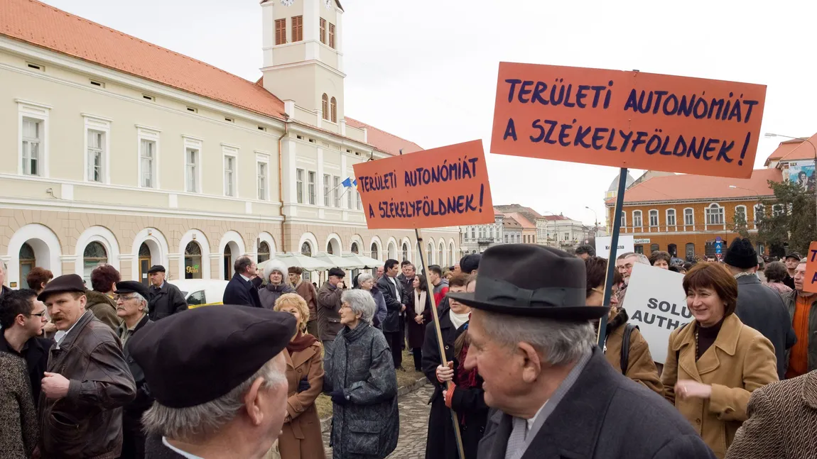 Primarul din Sfântu Gheorghe, obligat să folosească inscripţiile publice mai întâi în română