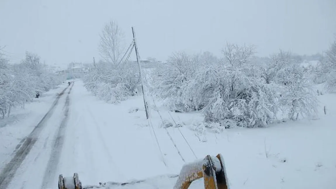 Moldova, grav afectată de ninsori.Zeci de localităţi, fără curent, sute de oameni, blocaţi în nămeţi