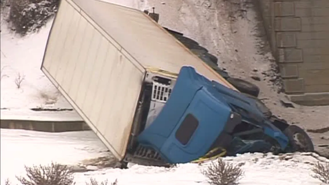 Accident în Buzău: Un TIR a căzut de pe un pod, de la 15 metri înălţime VIDEO