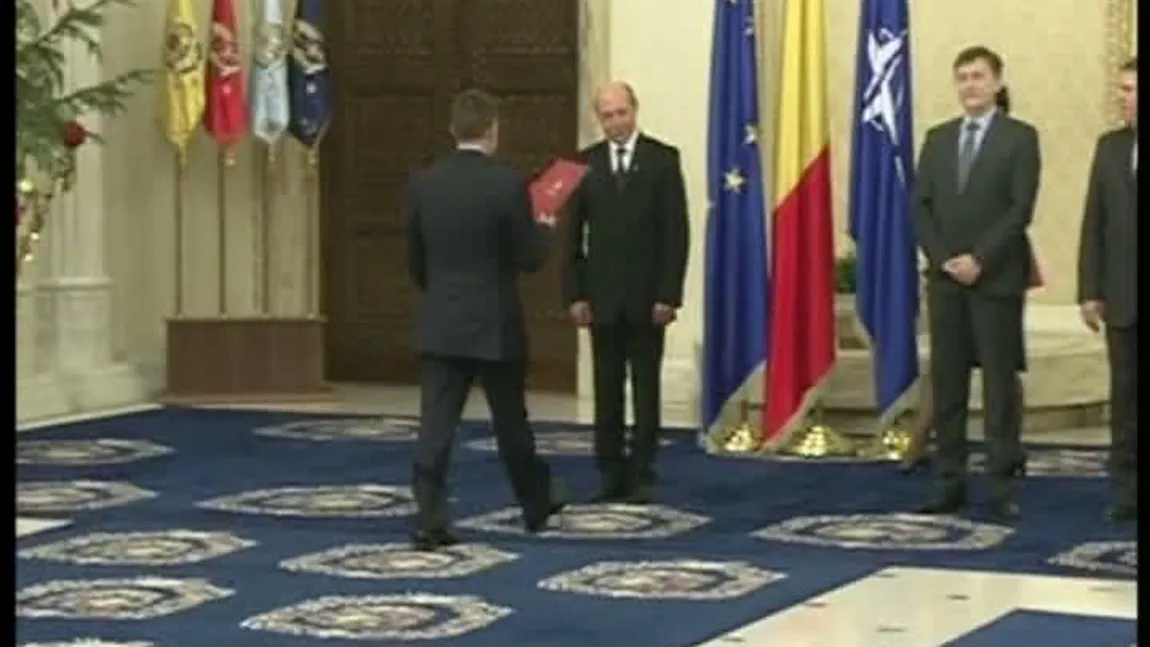 Traian Băsescu nu a dat mâna cu trei miniştri, în momentul depunerii jurământului VIDEO