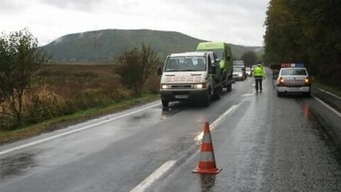 Vâlcea: Traficul pe DN 7 se desfăşoară pe o singură bandă după ce un TIR a intrat într-un şanţ