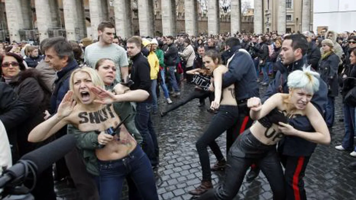 Patru militante au protestat în sânii goi la Vatican în timp ce Papa rostea rugăciunea FOTO
