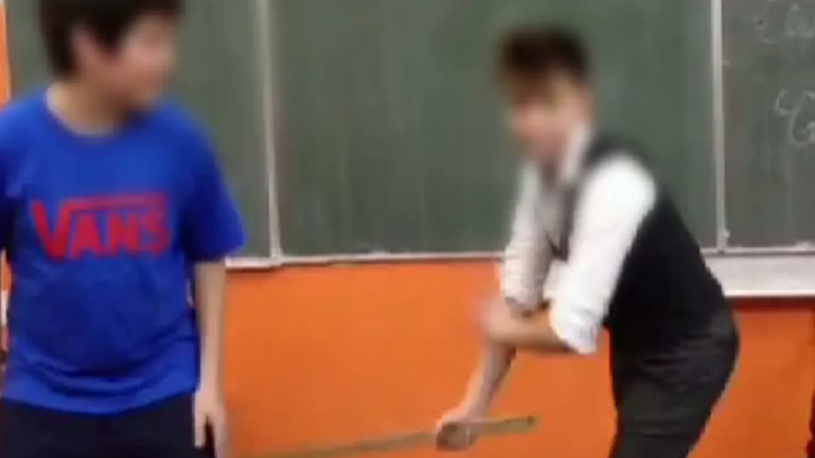 Fiul unui milionar român bate un coleg de clasă cu o bâtă VIDEO