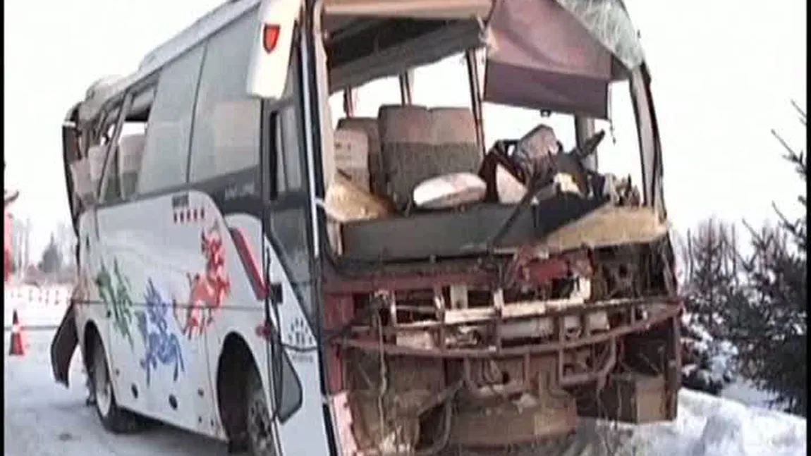 Tragedie în China: Un tren a lovit în plin un autobuz cu 50 de persoane