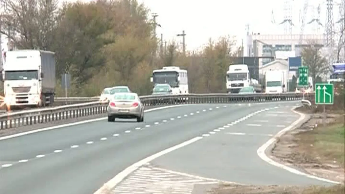 O femeie şi doi minori care furau panouri de pe A1, prinşi în flagrant de poliţişti