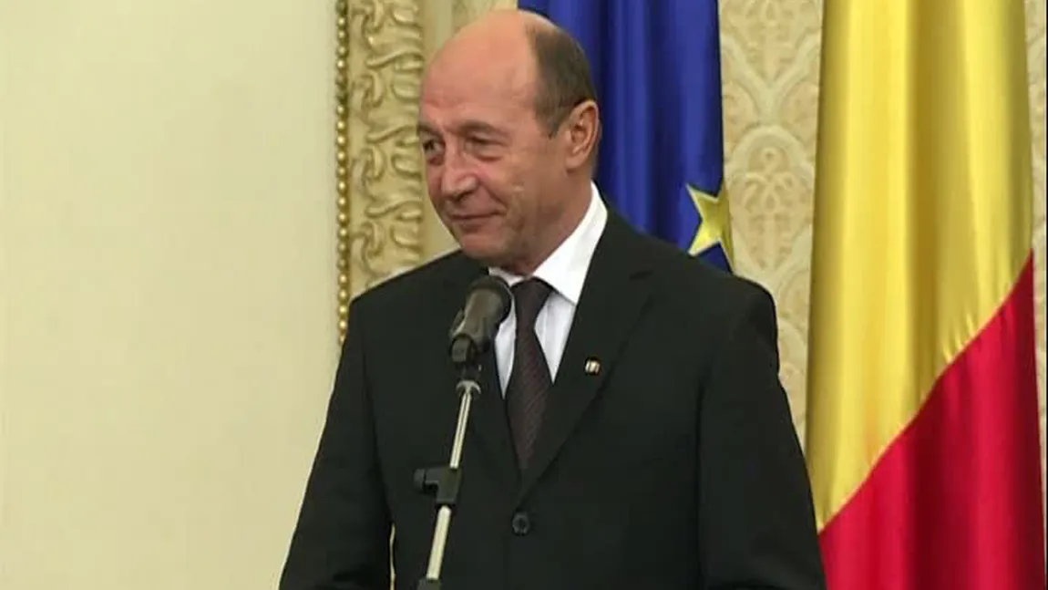Fotografie-document: Băsescu în pantaloni scurţi şi mulaţi