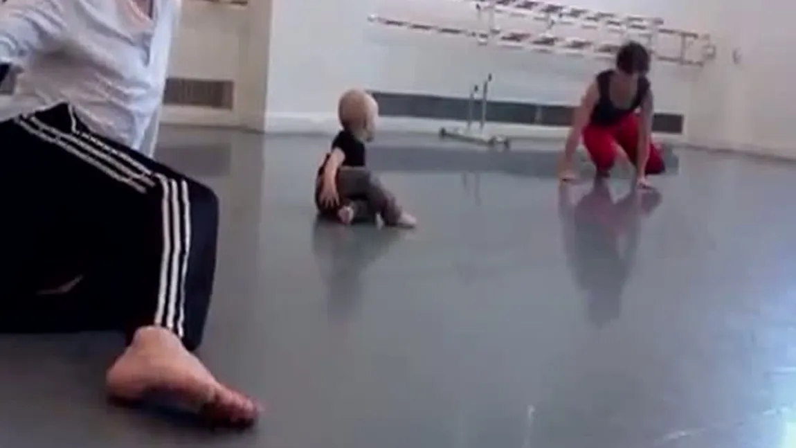 Dansatorii profesionişti imită mişcările unui bebeluş. VEZI ce dans au compus VIDEO