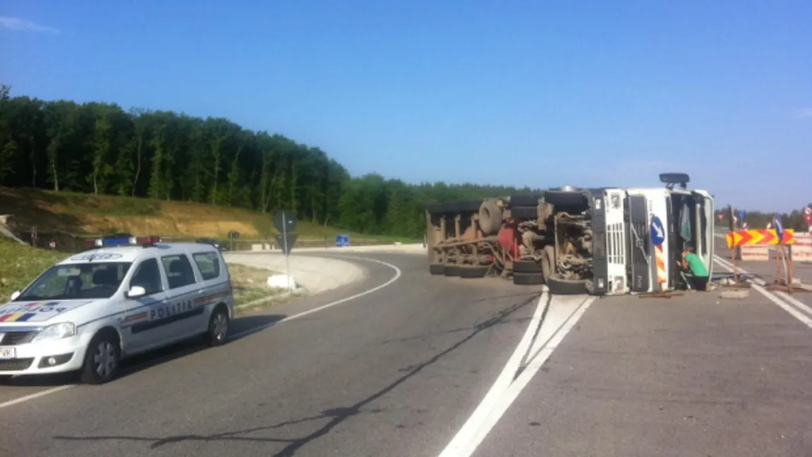 Un TIR încărcat cu azotat de amoniu s-a răsturnat într-un şanţ VIDEO