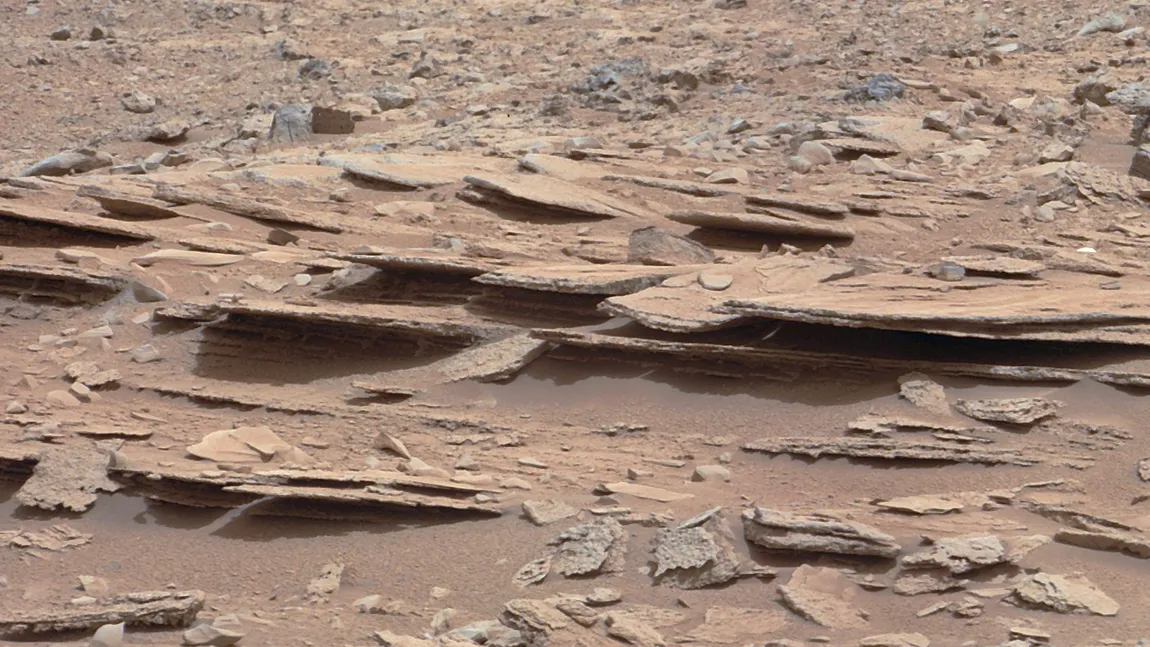 Roverul Curiosity va începe să foreze şi să analizeze scoarţa marţiană