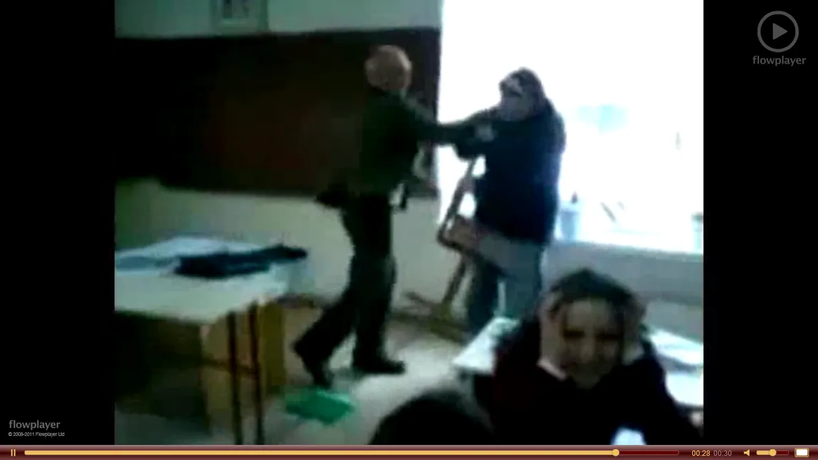 O elevă primeşte o palmă zdravănă de la profesor în faţa clasei VIDEO