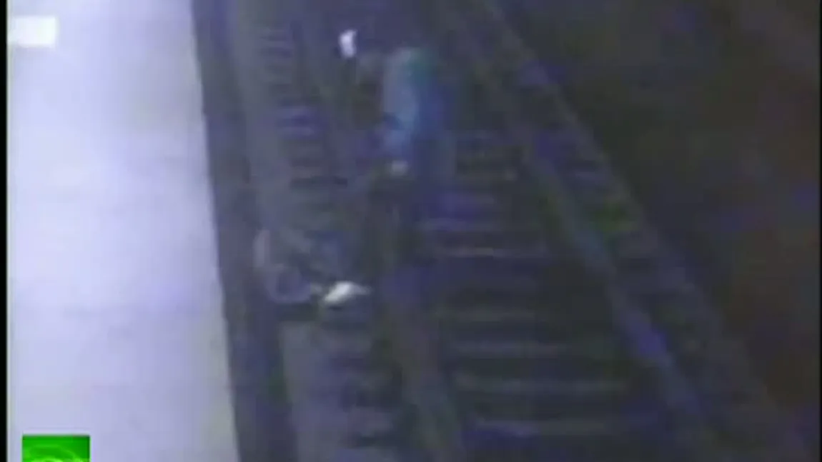 SCENE INCREDIBILE: Femeie, salvată de un tânăr, după ce a căzut pe şinele de metrou VIDEO