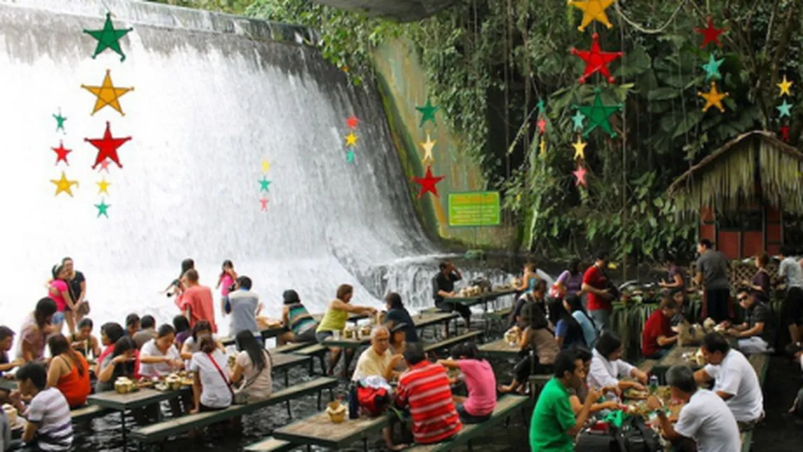 Restaurantul de la poalele cascadei, relaxare cu picioarele în apă