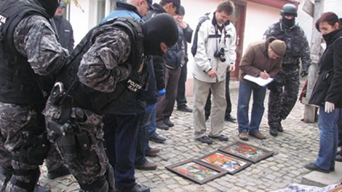 Noi percheziţii în dosarul privind furturile de icoane din biserici monument istoric