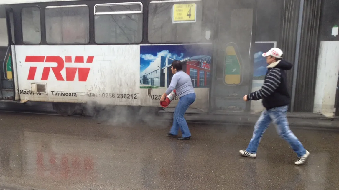 Panică în Timişoara: Un tramvai plin cu călători a luat foc
