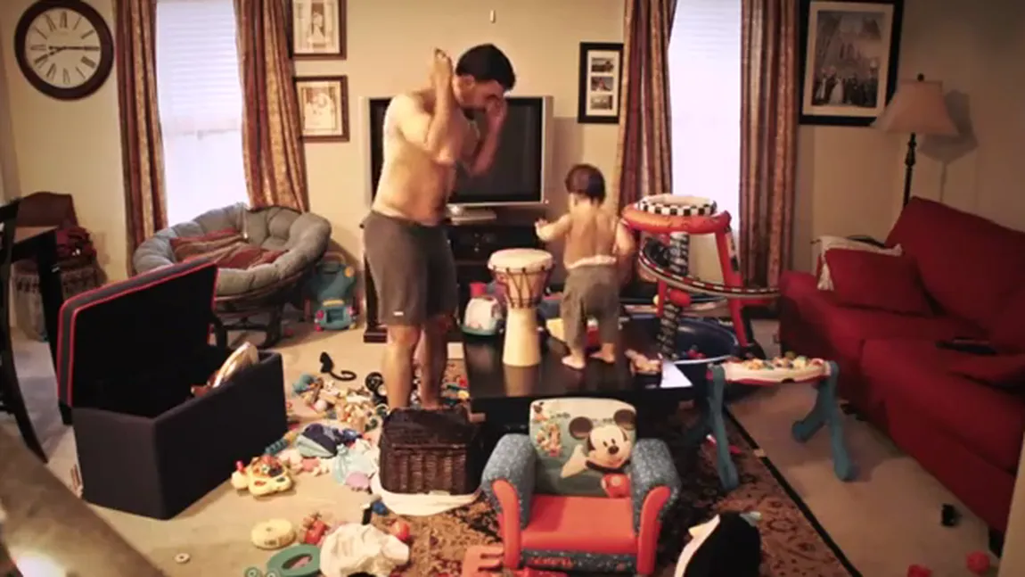 Ce se întâmplă când mama nu este acasă: Cum se distrează tatăl cu copilul VIDEO