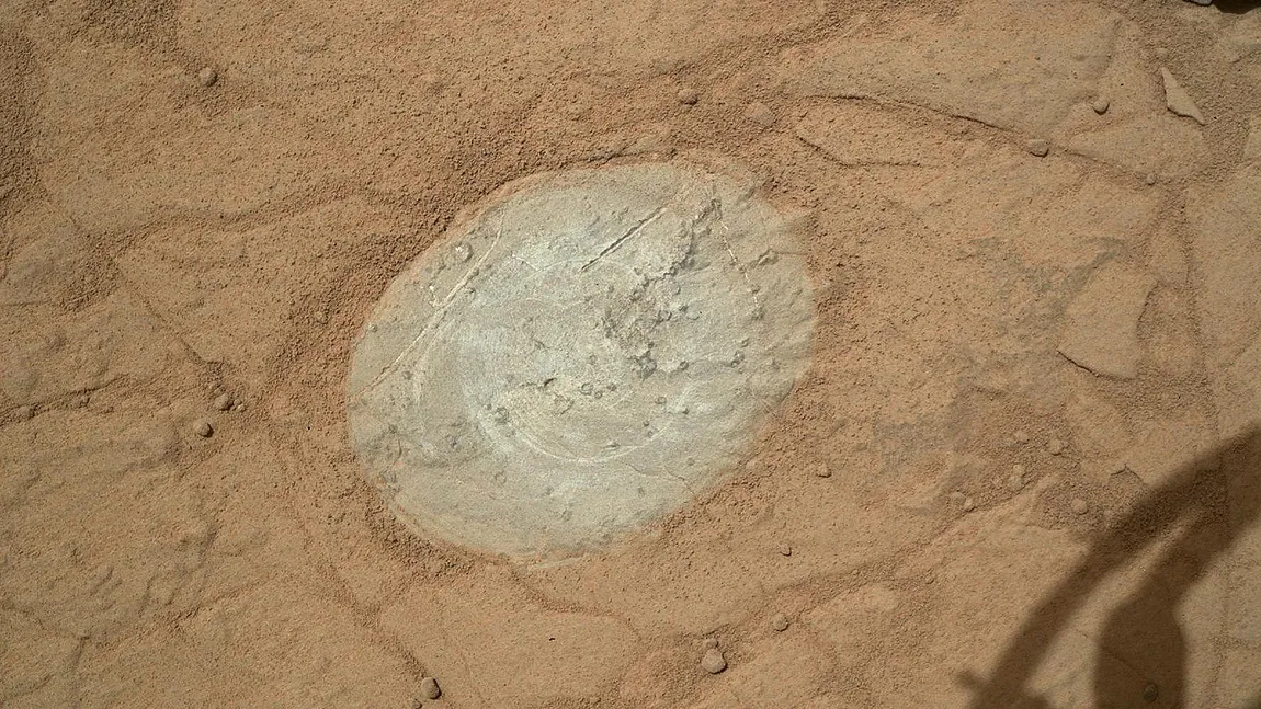 Roverul Curiosity s-a apucat de curăţat pietrele marţiene FOTO