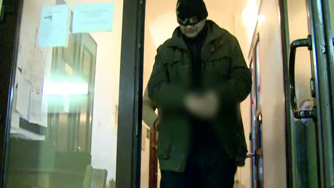 Un bărbat a vrut să dea mită chiar în sediul poliţiei. S-a mai ales cu un dosar penal VIDEO