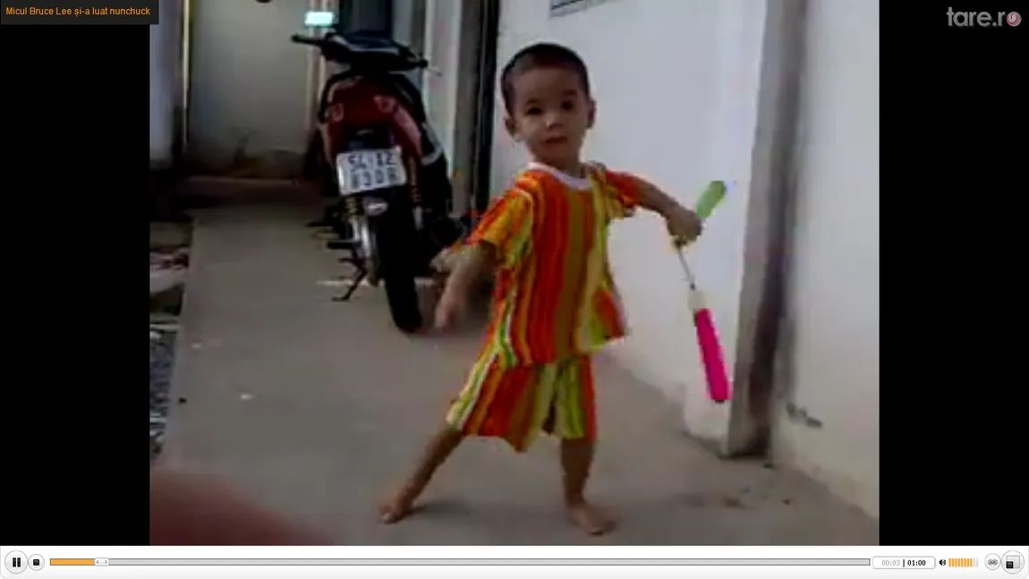 L-ar face invidios şi pe Bruce Lee. Un copil de 3 ani face senzaţie cu nunchuck-ul pe Internet VIDEO