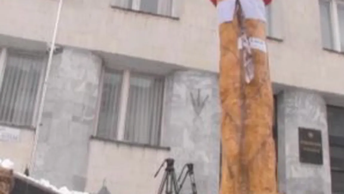 Protest inedit: Un penis de doi metri, în faţa Procuraturii din Chişinău VIDEO