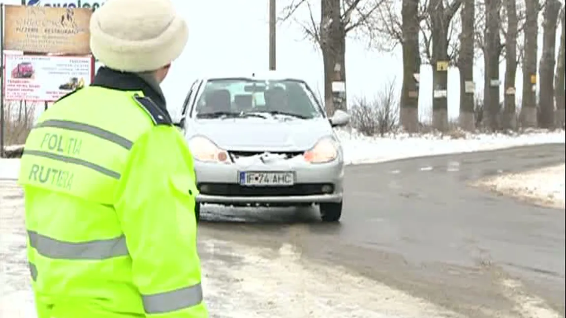 Razie în trafic. Poliţiştii amendează şoferii care circulă fără anvelope de iarnă VIDEO