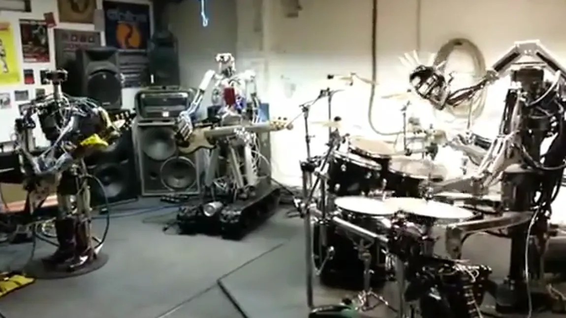 Formaţia rock a viitorului: Trei roboţi cântă o melodie heavy-metal celebră VIDEO