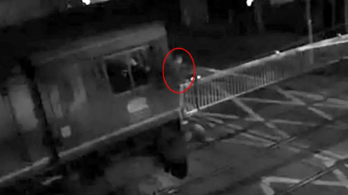 INCONŞTIENŢĂ pură. Un bărbat se salvează în ultima secundă din faţa unui tren VIDEO
