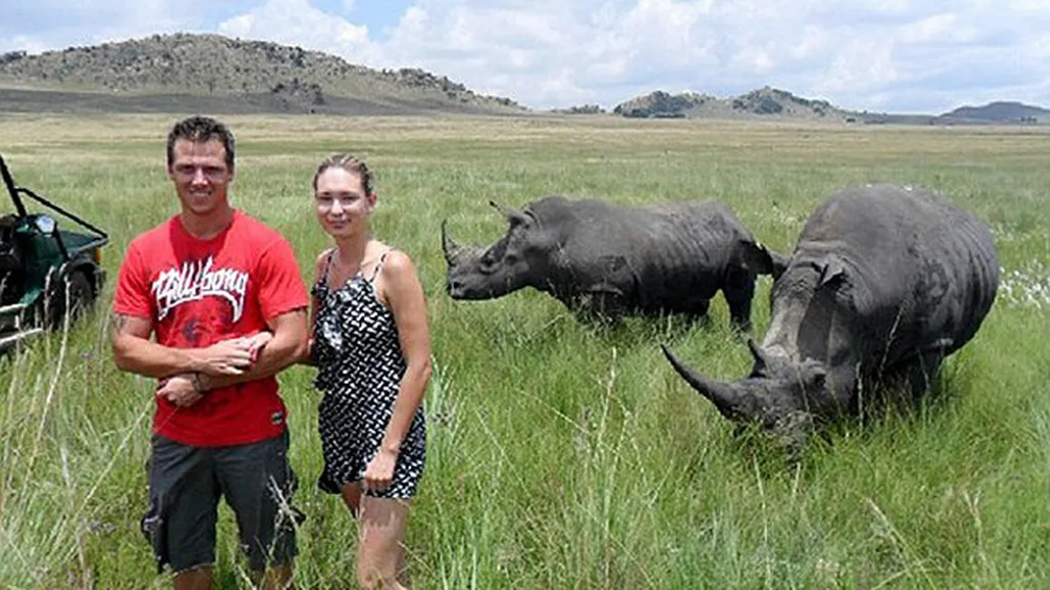 Preţul unei fotografii perfecte: Atacată de un rinocer din cauza FOTOGRAFULUI