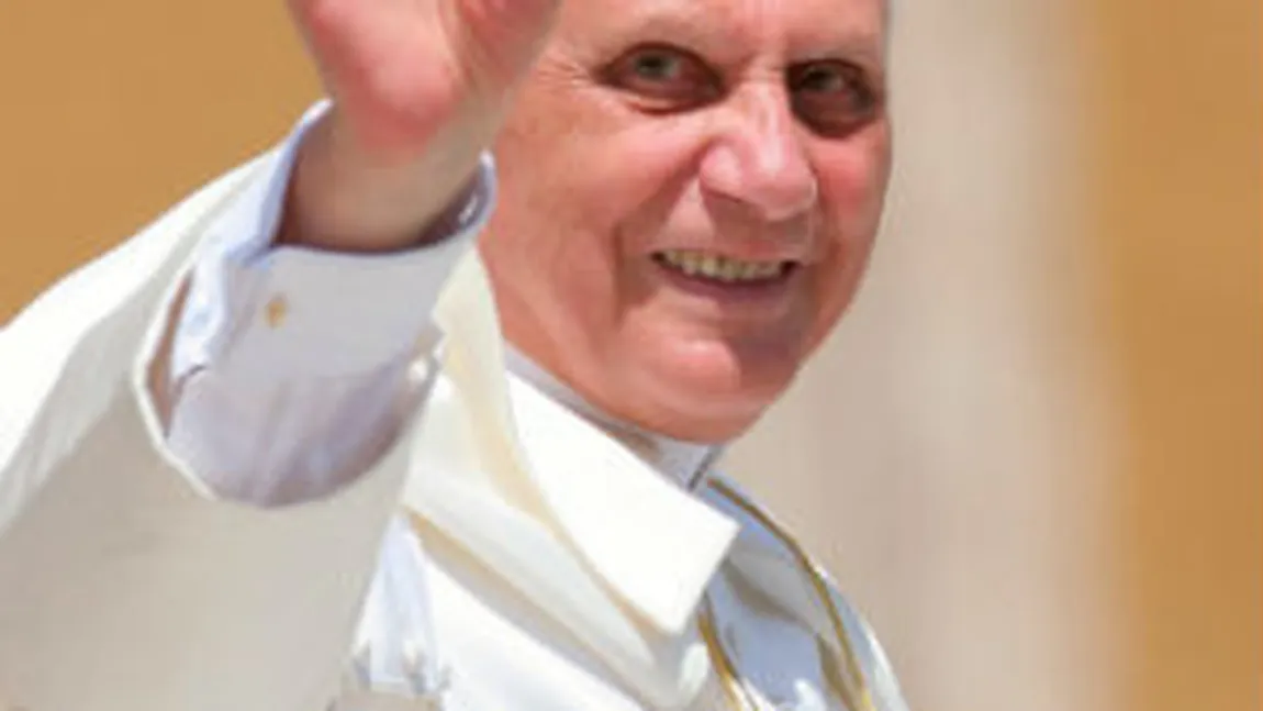 Papa Benedict al XVI-lea a părăsit Vaticanul în aplauze şi lacrimi. Demisia a intrat în vigoare