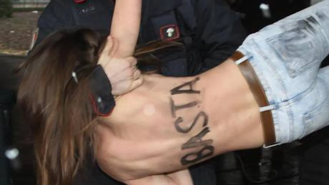 Trei activiste feministe dezbrăcate s-au năpustit spre Berlusconi înainte să voteze FOTO