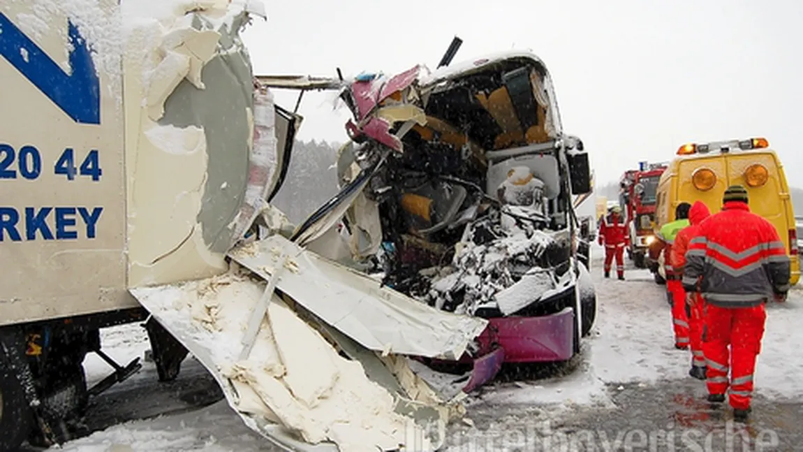 Un autocar românesc, implicat într-un accident grav în Germania, soldat cu un mort şi 12 răniţi