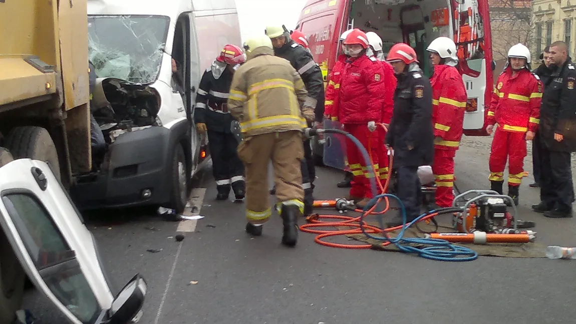 Accident grav în Timiş. Un om a murit, după o ciocnire între un microbuz şi un camion