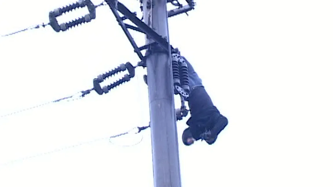 Un bărbat din Constanţa a rămas atârnat de un stâlp, după ce vrut să fure cablurile electrice VIDEO