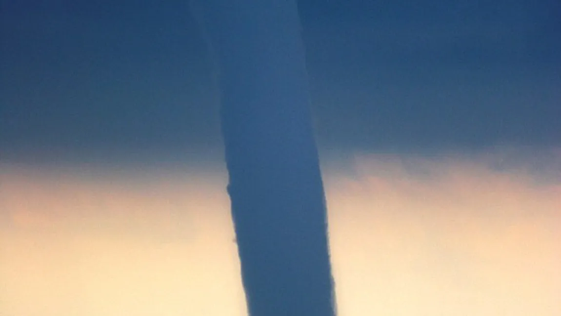 Fenomen rar: Două tornade imense au apărut pe Marea Mediterană FOTO