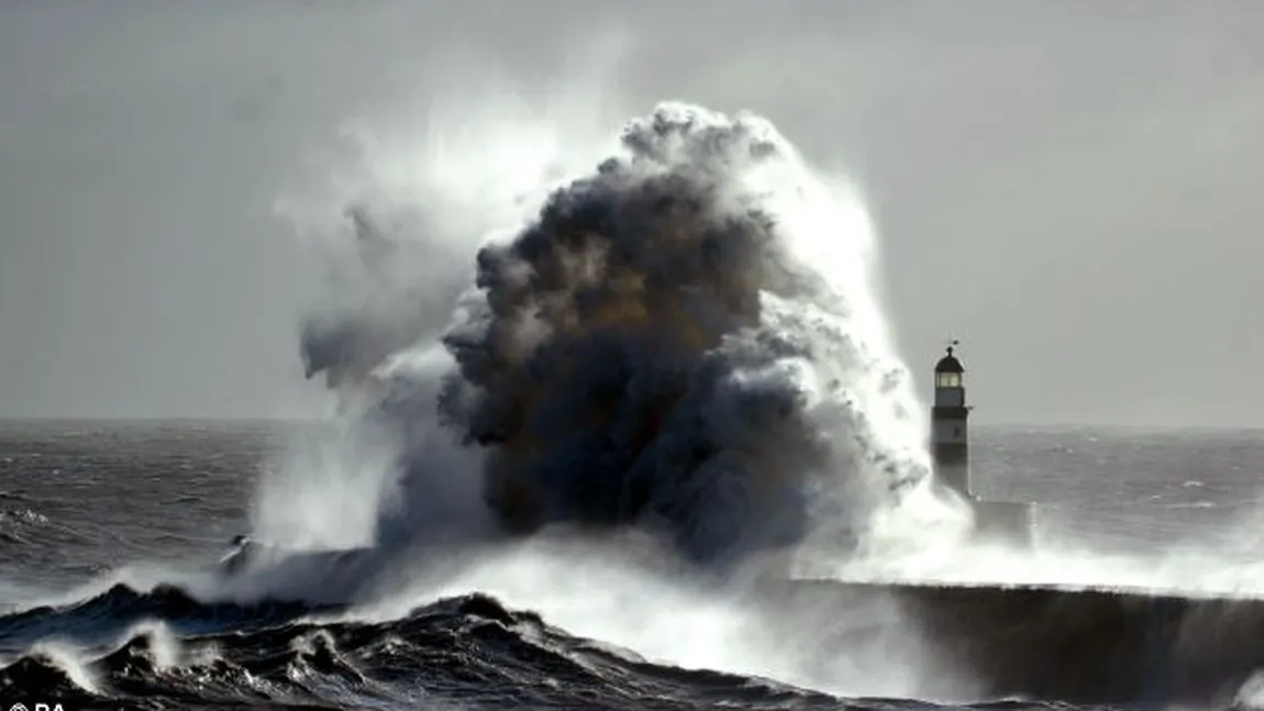 Un val gigantic a înghiţit un far din Marea Britanie FOTO