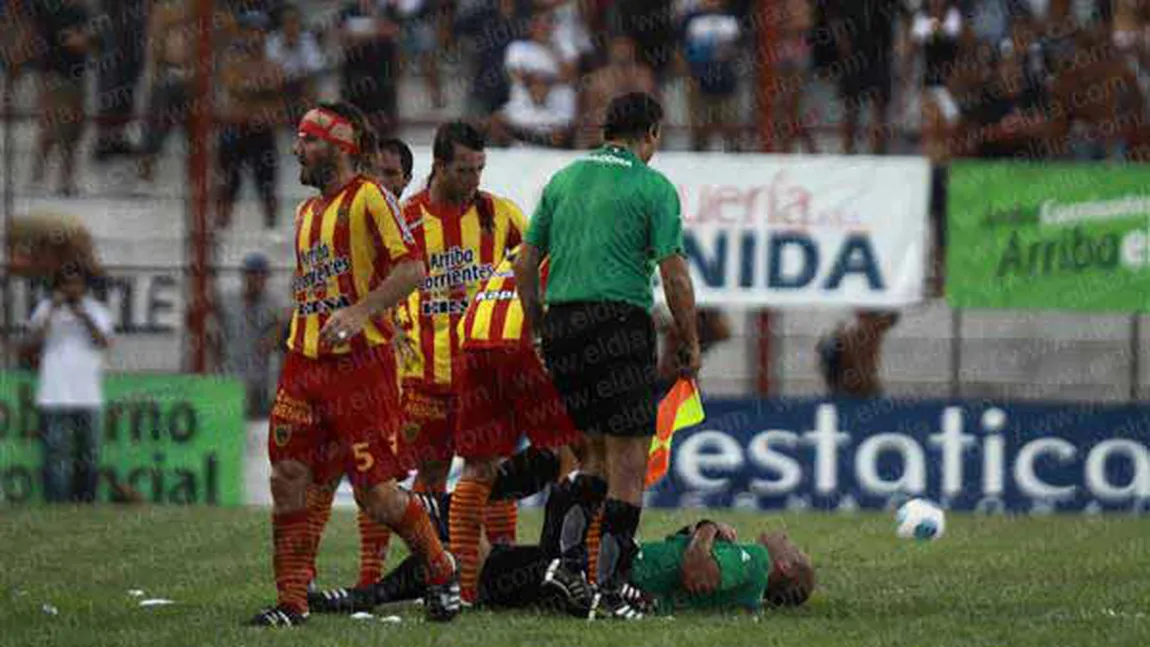 Inconştienţă fără limite. Un arbitru argentinian a fost lovit cu un bolovan, în timpul jocului VIDEO