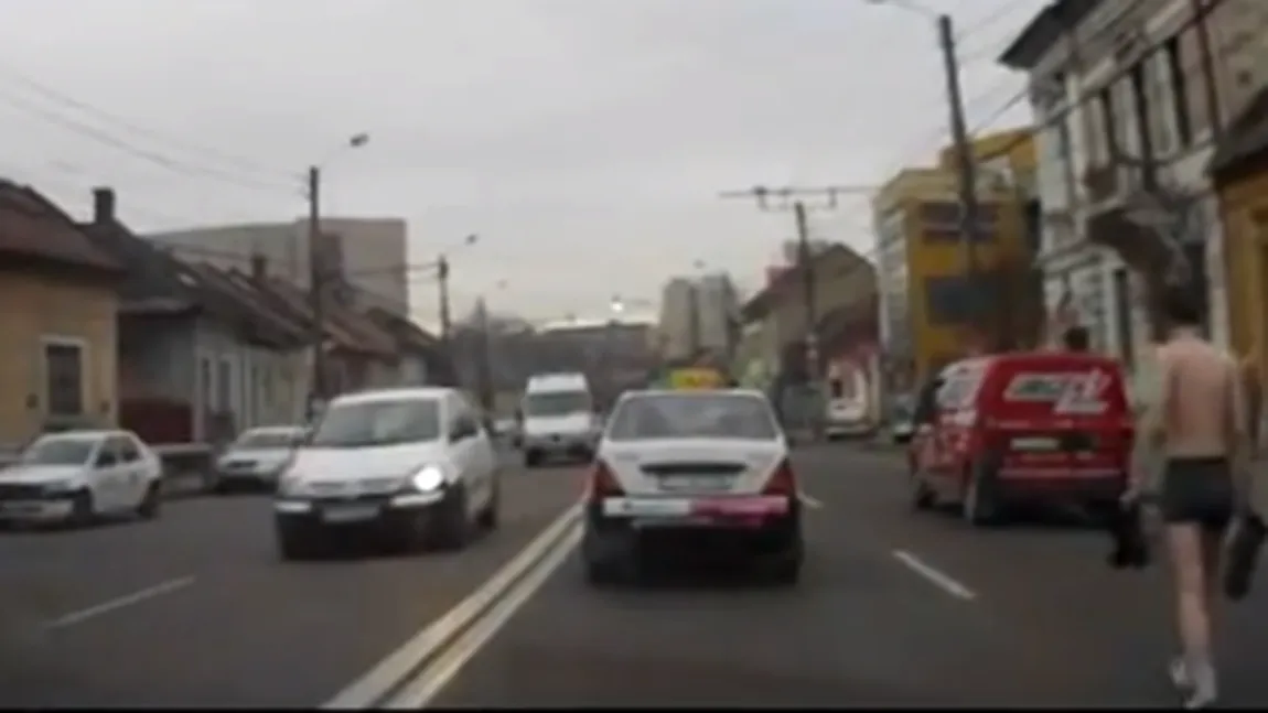 Un bărbat din Cluj s-a plimbat DEZBRĂCAT printre maşini VIDEO