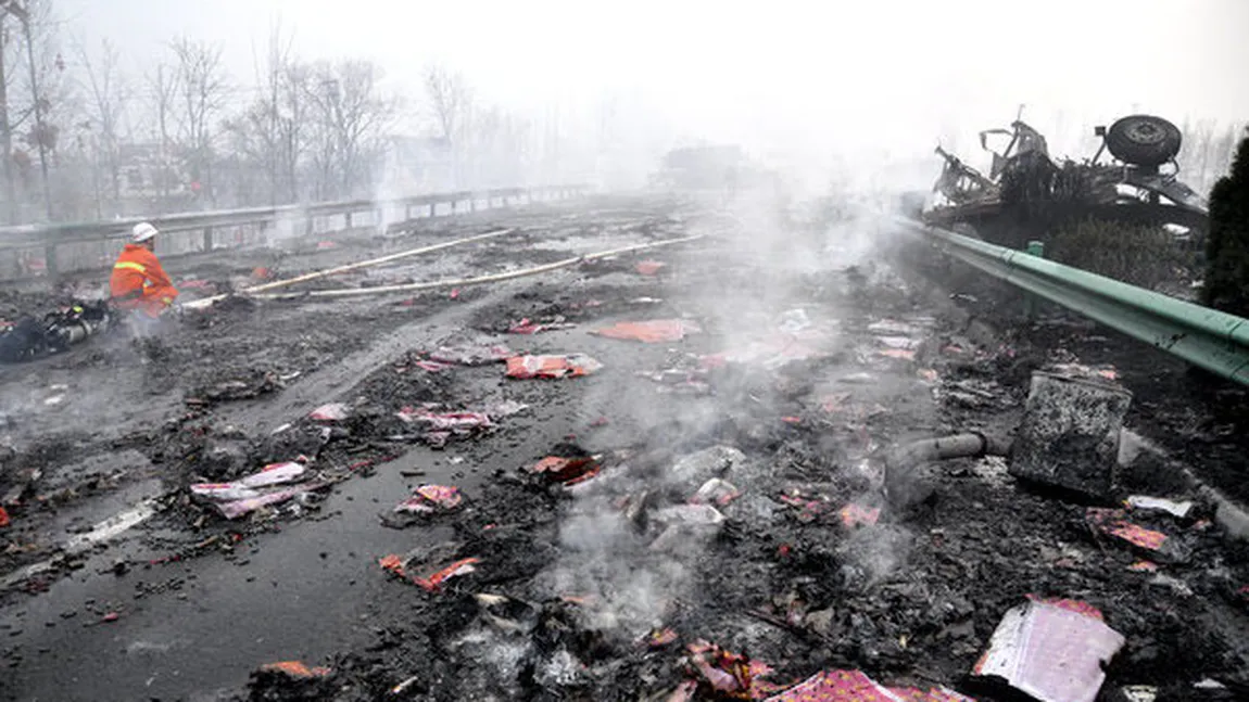 China: Cel puţin 26 de morţi după ce un camion cu petarde a explodat, provocând prăbuşirea unui pod