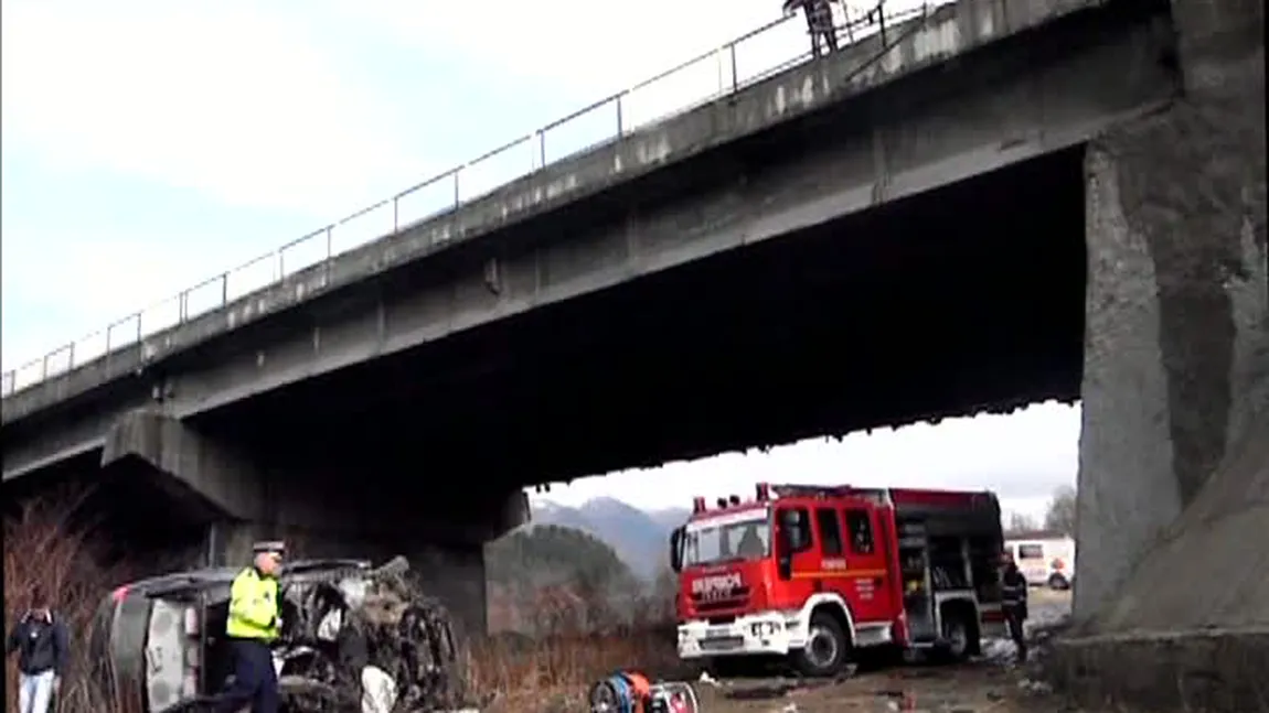 Un om de afaceri a murit într-un accident rutier. Bărbatul a căzut cu maşina de la 10 metri VIDEO